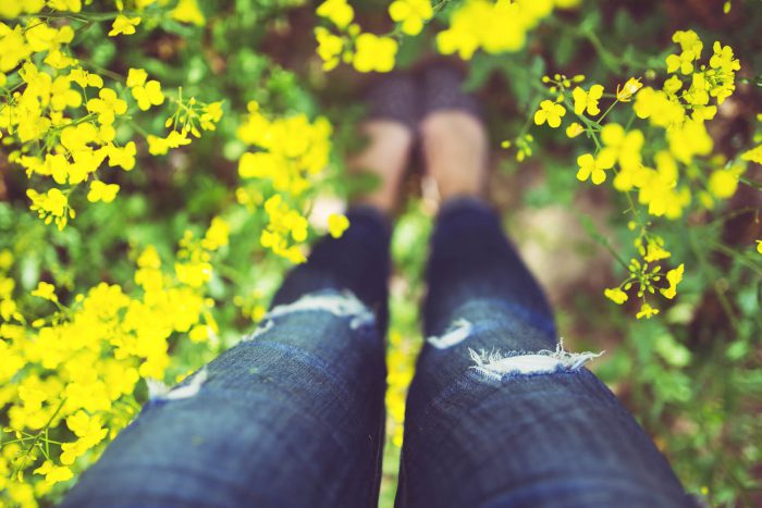artículo-woman-legs-flowers-summer
