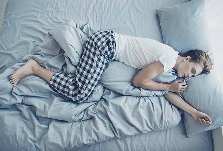 dormir en posición fetal